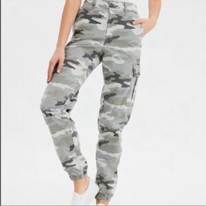 NWT American Eagle Super High Rise Cargo Joggers in Camo Size 4 or 27
